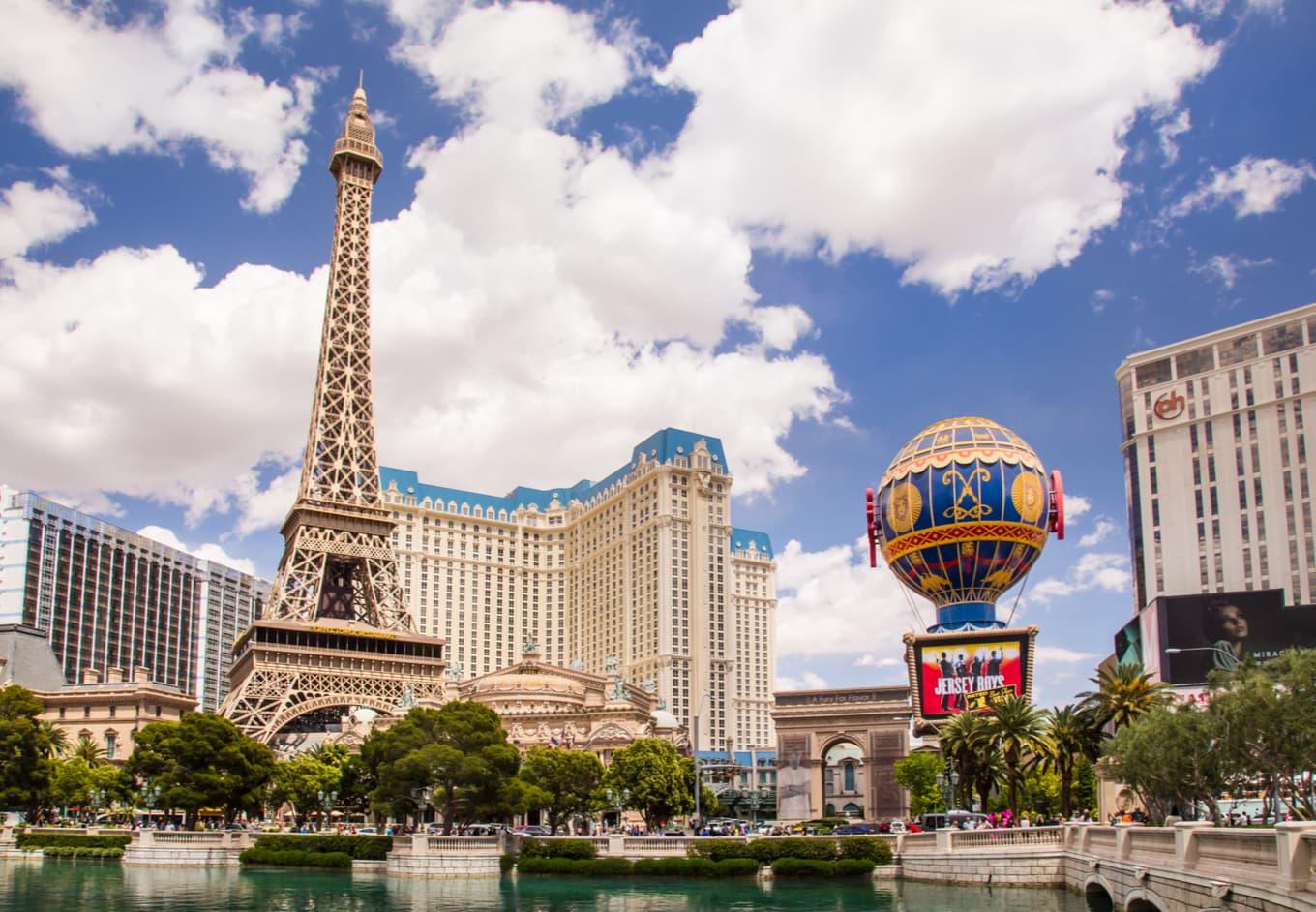 Exploring the Heart of ​the Strip:⁢ Iconic Attractions⁣ Not to Miss